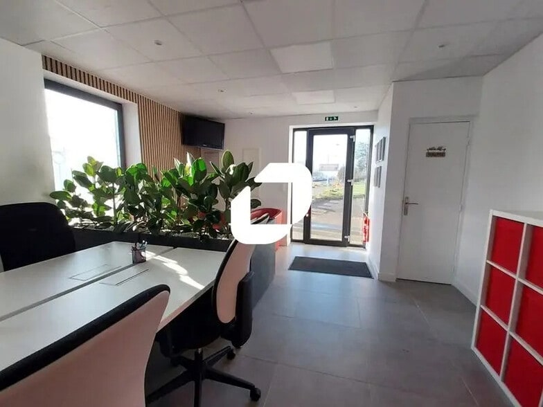 Office in Coignières to rent - Interior Photo - Image 3 of 5