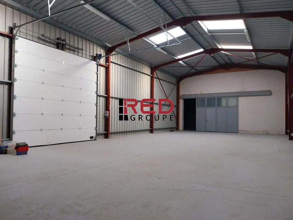 Location Entrepôt 327 m² - Photo 1