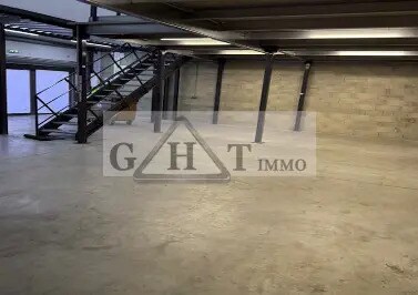 Location Entrepôt 128 m² - Photo 1