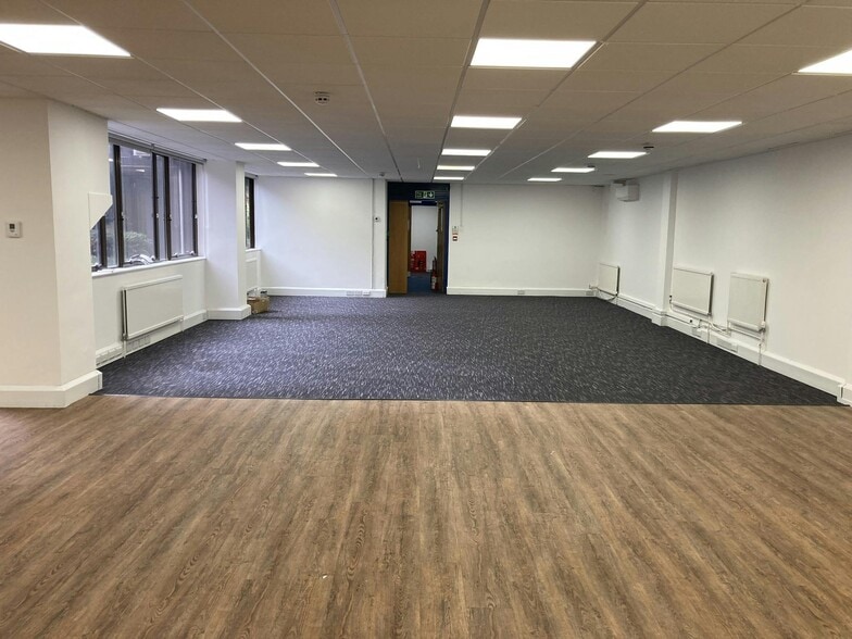 Buckingham St, Aylesbury to rent - Building Photo - Image 3 of 17