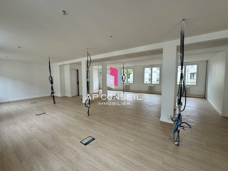 Office in Versailles to rent - Interior Photo - Image 2 of 7