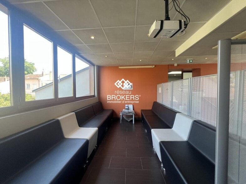 Office in Lyon for sale - Lobby - Image 3 of 8