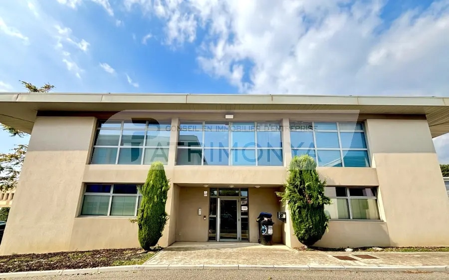 Office in Marseille to rent Building Photo- Image 1 of 2