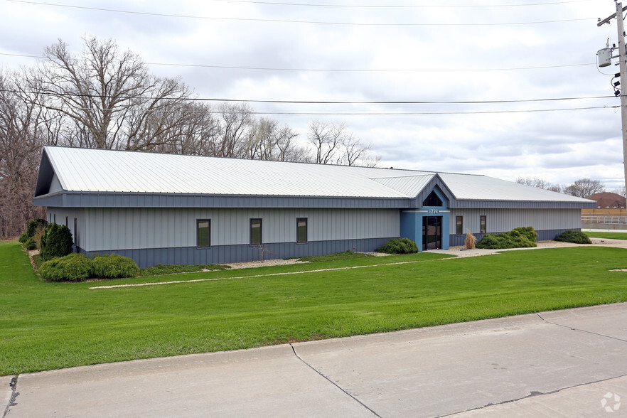 1798 Iowa Dr, Le Claire, IA for sale - Primary Photo - Image 1 of 1