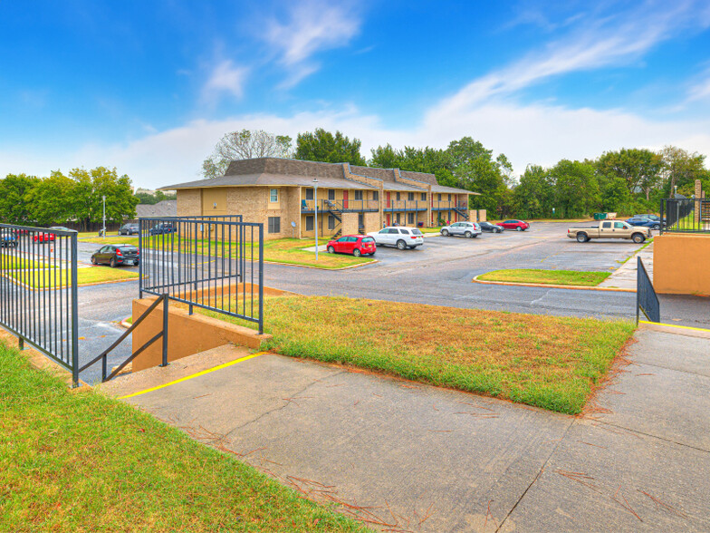 2200 W University Blvd, Durant, OK for sale - Building Photo - Image 1 of 23