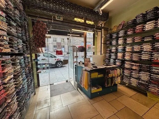 Retail in Paris to rent Interior Photo- Image 1 of 8