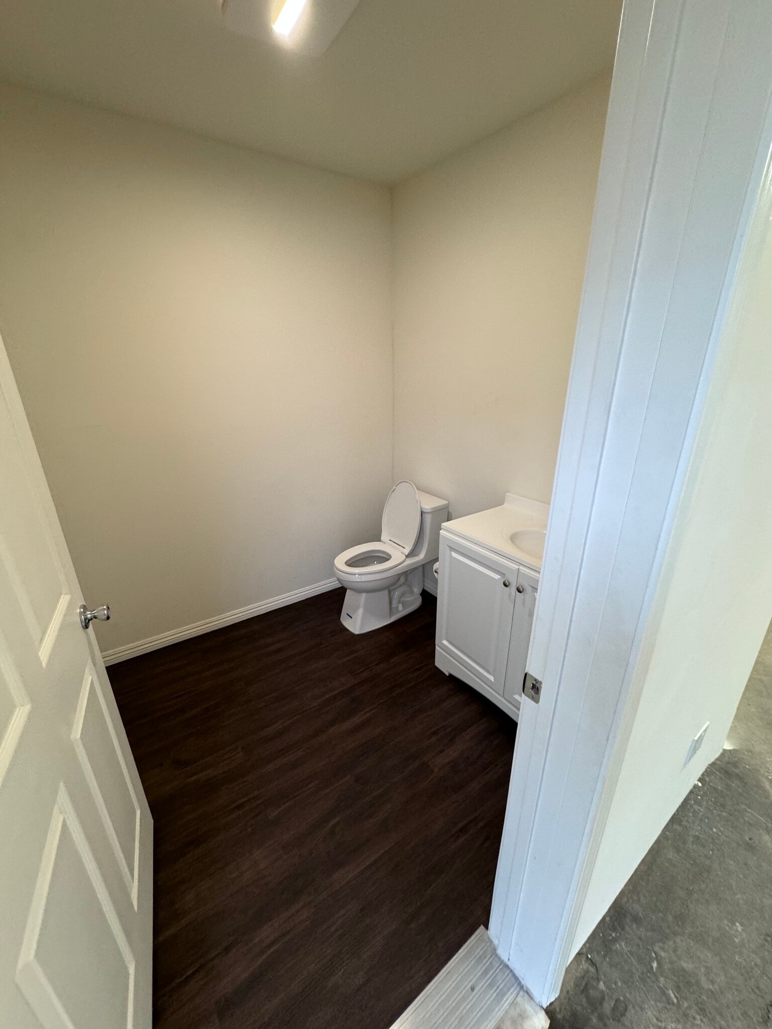 15140-15180 Raymer St, Van Nuys, CA to rent Interior Photo- Image 1 of 3