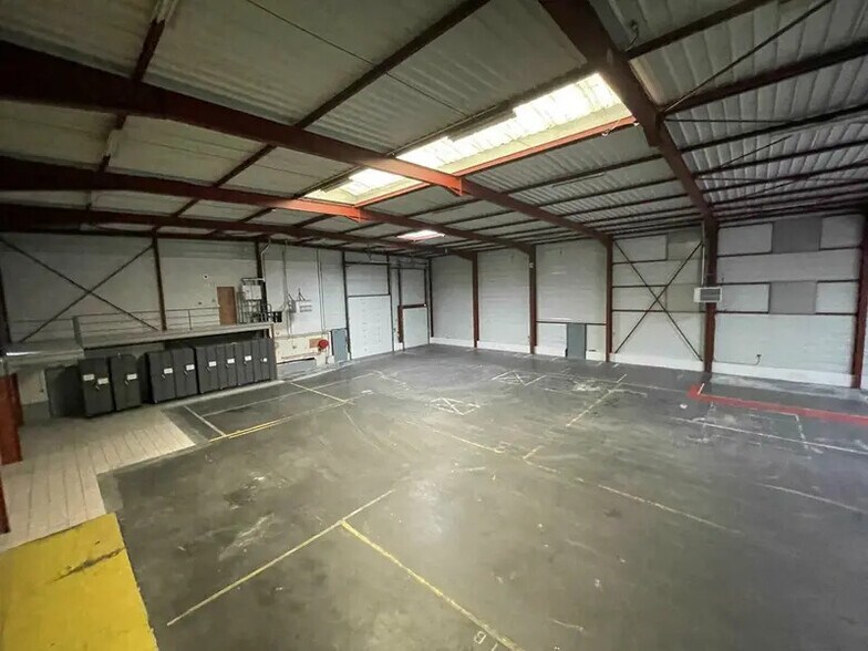 Light Industrial in Corbas to rent - Interior Photo - Image 1 of 12