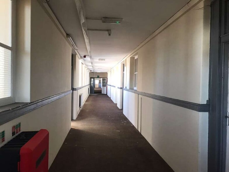 15 Brynallt Ter, Llanelli for sale - Building Photo - Image 3 of 9