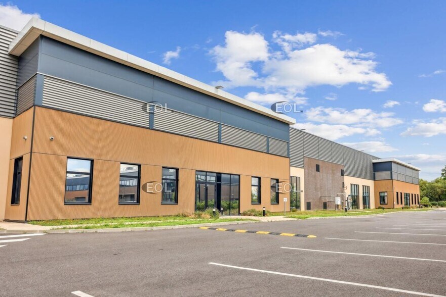 Light Industrial in Sucy-en-Brie to rent - Building Photo - Image 2 of 23