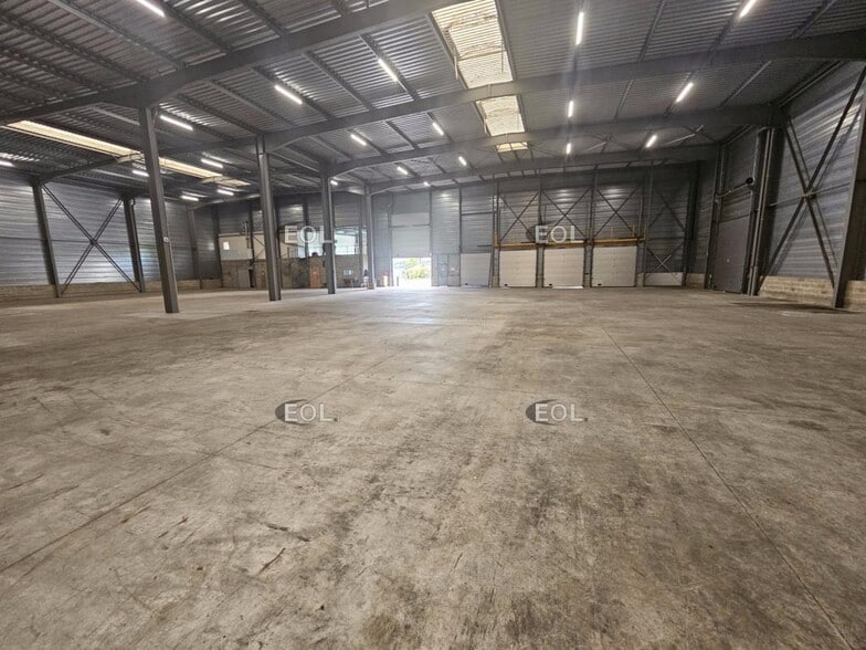 Industrial in Vitry-sur-Seine to rent - Building Photo - Image 3 of 17