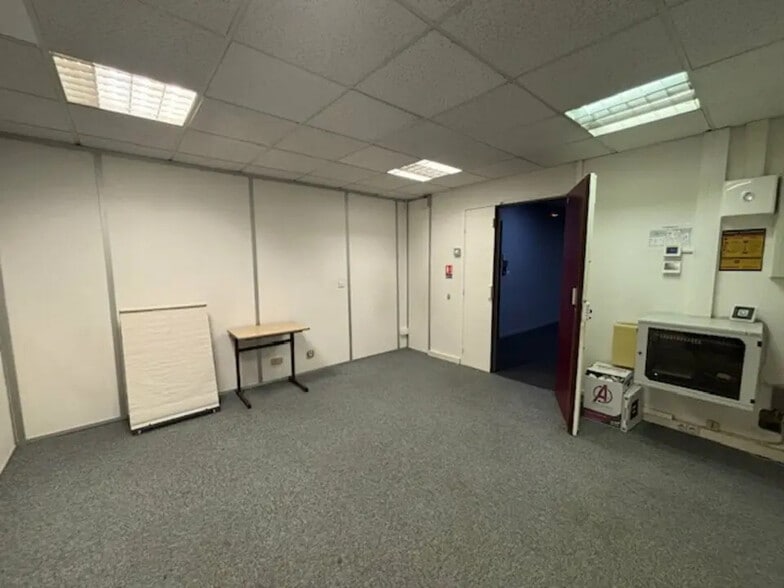 Office in Aix-en-Provence to rent - Building Photo - Image 3 of 7