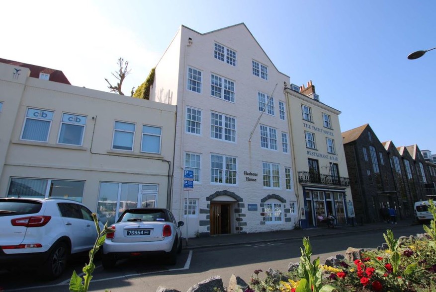 South Esplanade, Guernsey for rent - Primary Photo - Image 1 of 1