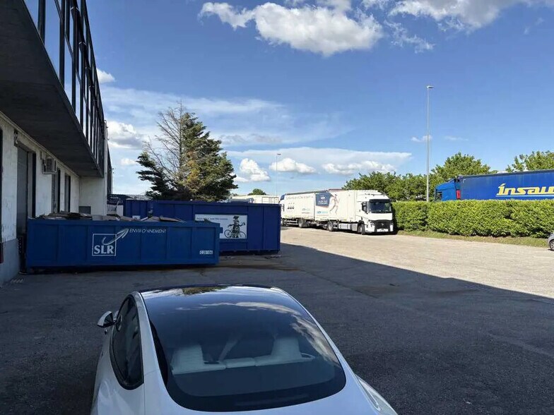 Light Industrial in Genas to rent - Building Photo - Image 2 of 8