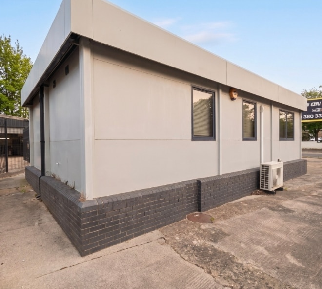 407 Millbrook Rd, Southampton to rent Primary Photo- Image 1 of 7