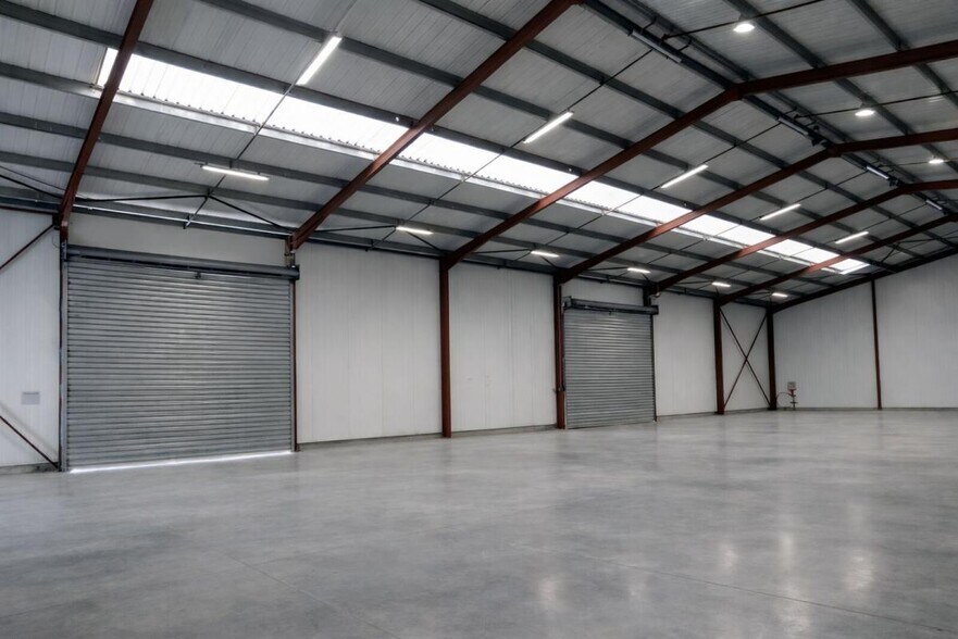 Light Industrial in Colomiers for sale - Interior Photo - Image 2 of 17