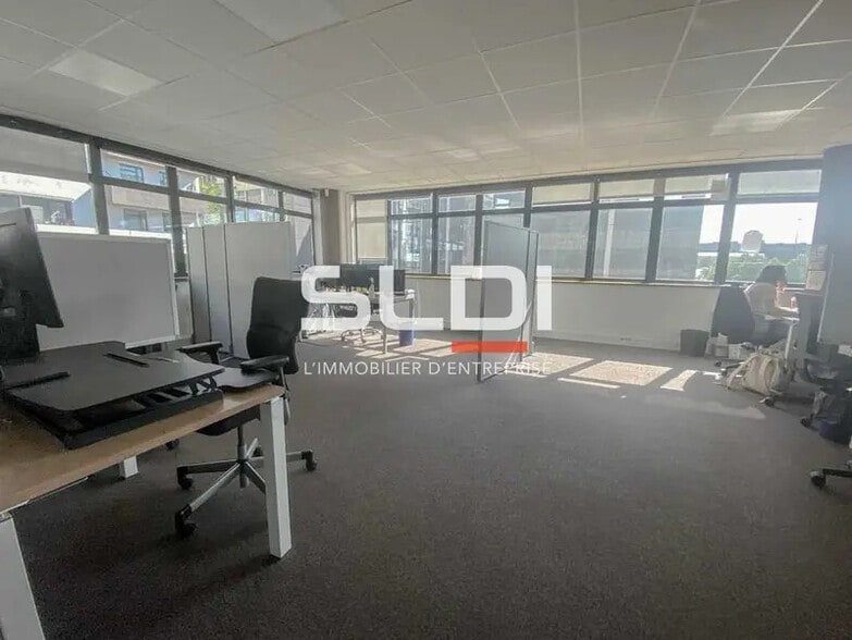 13 Avenue Victor Hugo, Tassin-la-Demi-Lune to rent - Interior Photo - Image 3 of 4