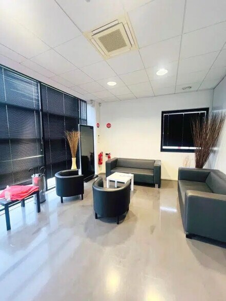 Light Industrial in Élancourt to rent - Building Photo - Image 3 of 8