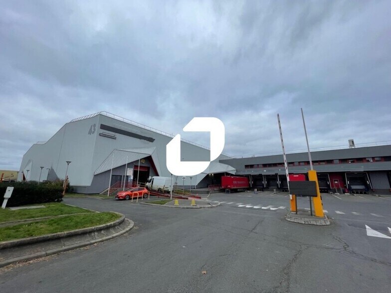 Industrial in Gennevilliers to rent - Building Photo - Image 2 of 8