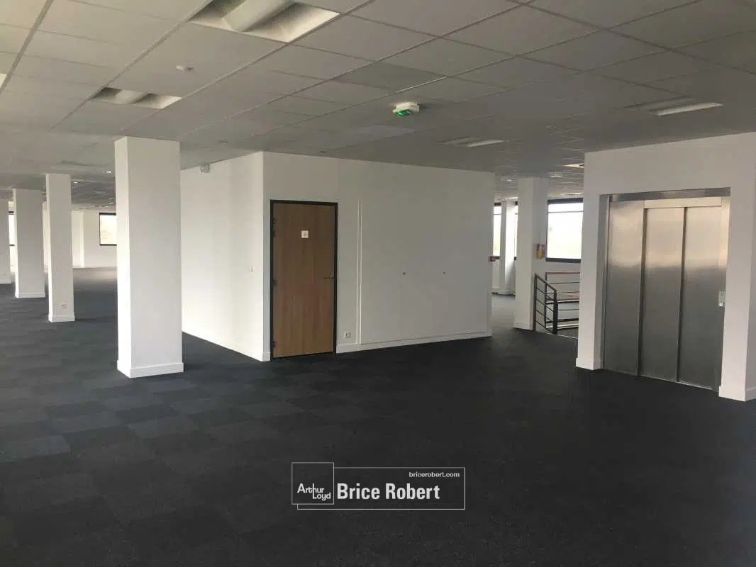 Office in Saint-Priest to rent Interior Photo- Image 1 of 8