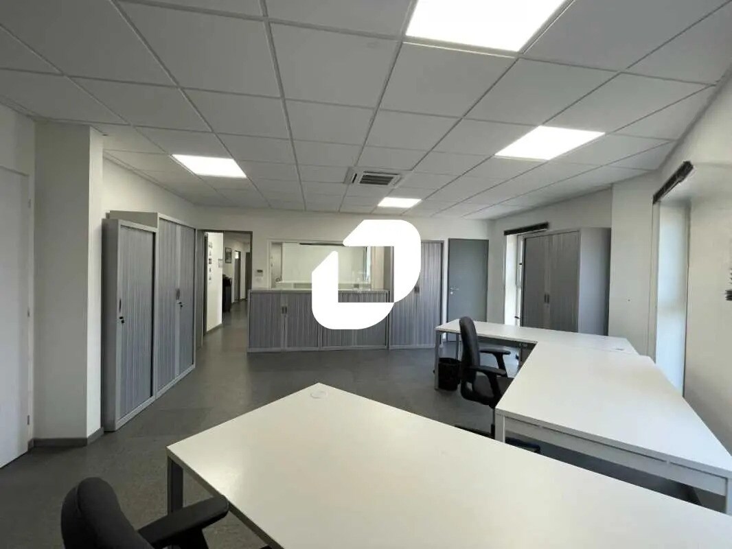 Office in Saint-Jean-d'Illac to rent Interior Photo- Image 1 of 9