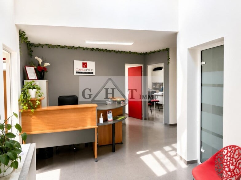Office in Saint-Maur-des-Fossés for sale - Lobby - Image 1 of 19