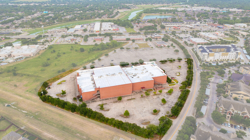 15900 Yorktown Crossing Pky, Houston, TX for rent - Building Photo - Image 3 of 7