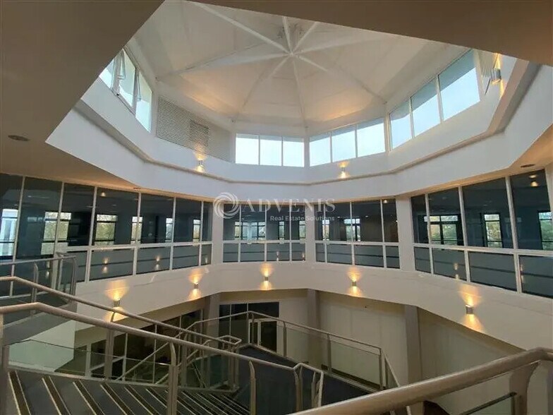 Office in Élancourt to rent - Building Photo - Image 3 of 11