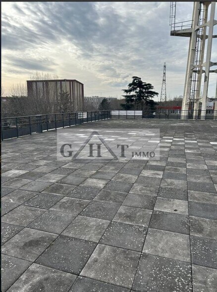 Office in Villeneuve-la-Garenne to rent - Building Photo - Image 3 of 3