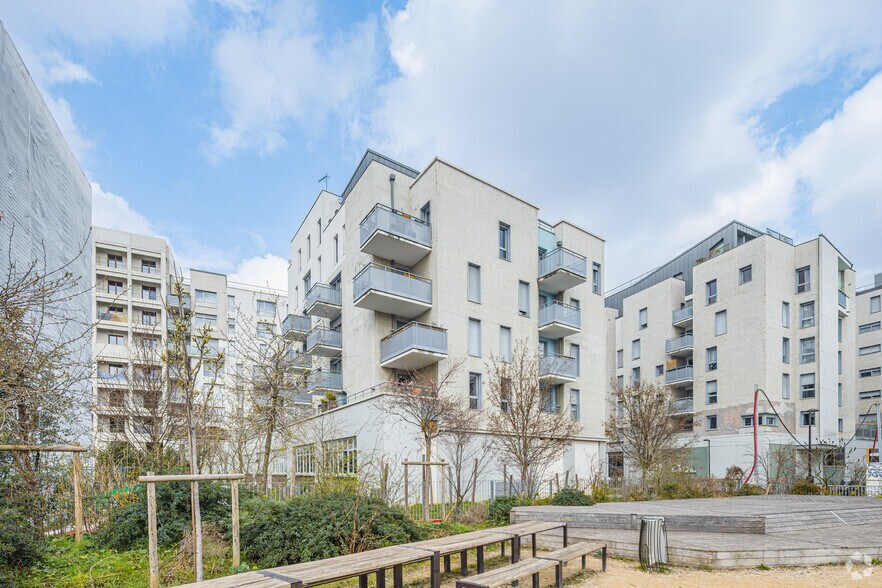 Light Industrial in RUE MAURICE GUNSBOURG to rent - Building Photo - Image 2 of 4