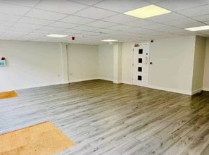 368-370 Lymington Rd, Christchurch to rent Interior Photo- Image 1 of 2