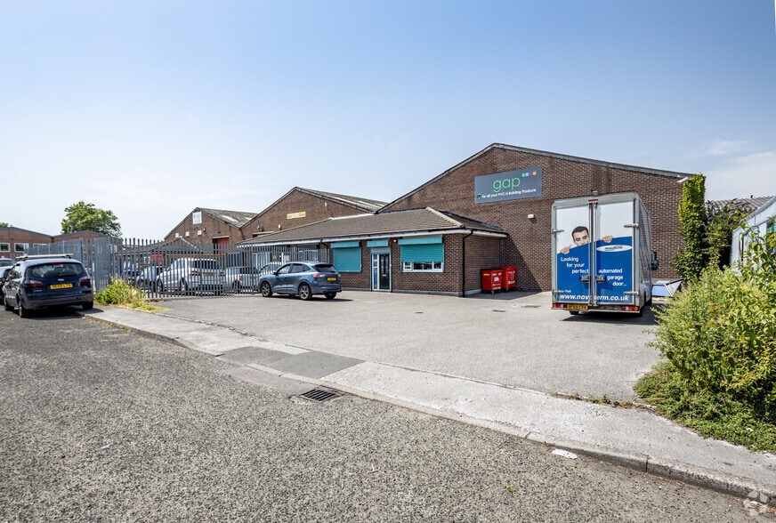 Phoenix Ct, Stockport to rent - Primary Photo - Image 1 of 3