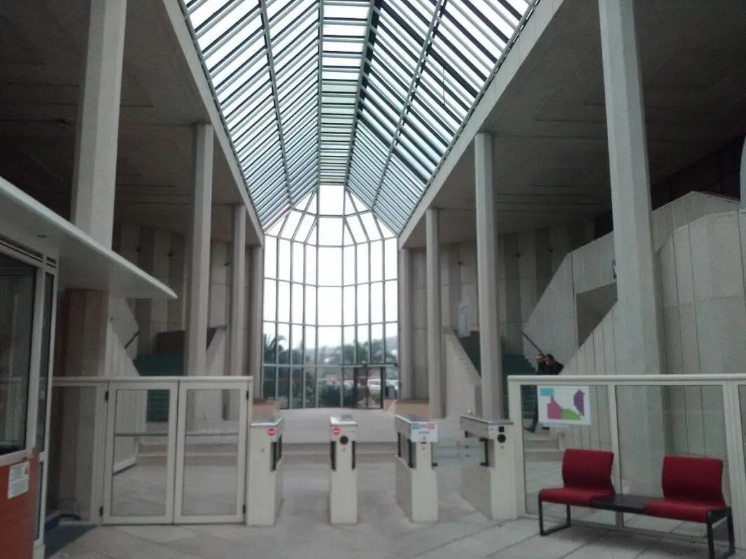 Office in CANNES-LA-BOCCA to rent Interior Photo- Image 1 of 3