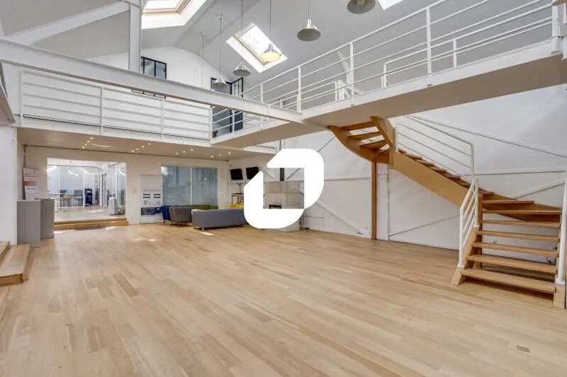Light Industrial in Nanterre to rent - Building Photo - Image 1 of 15