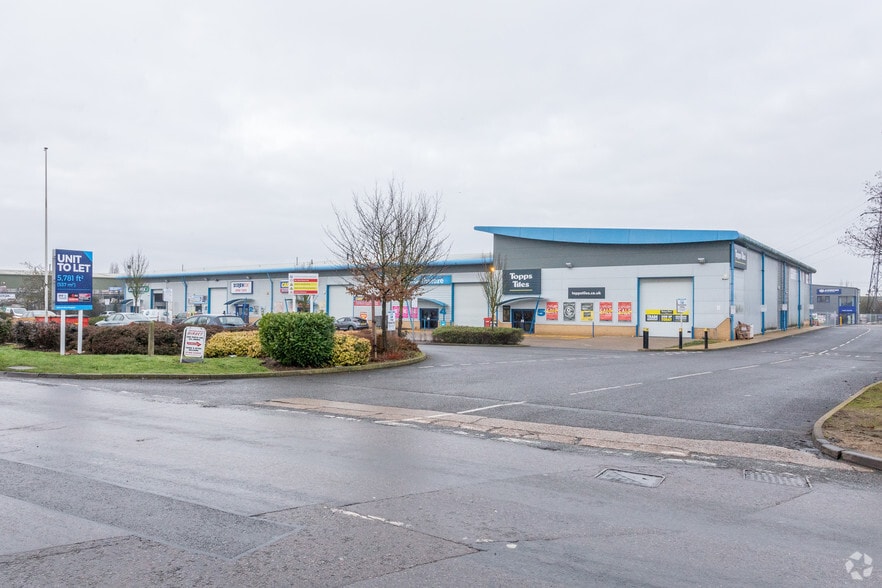 St Peters Rd, Huntingdon to rent - Building Photo - Image 3 of 5