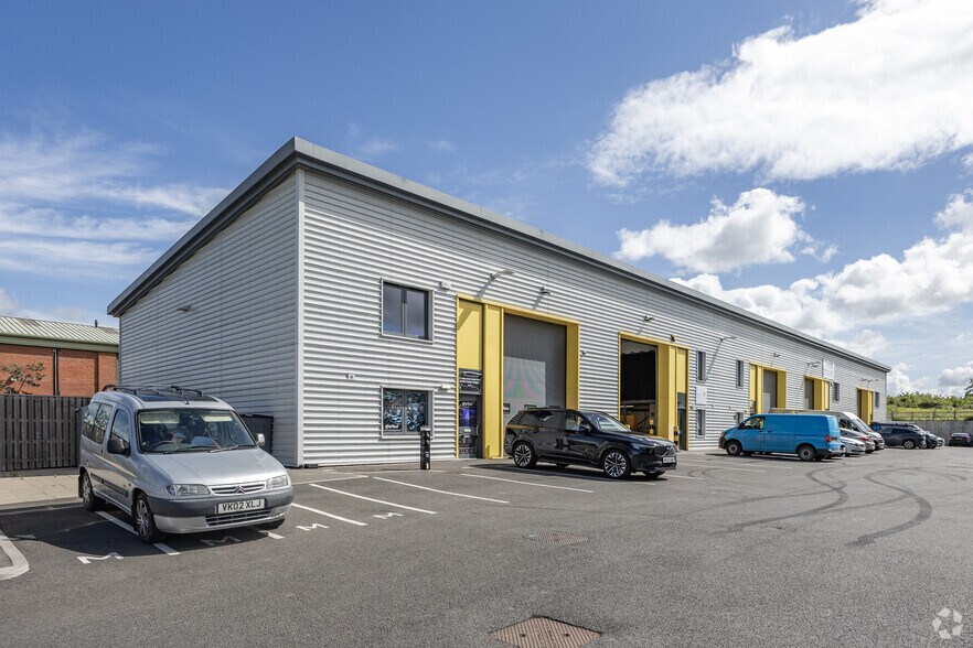 Vale Park, Evesham to rent - Primary Photo - Image 1 of 3