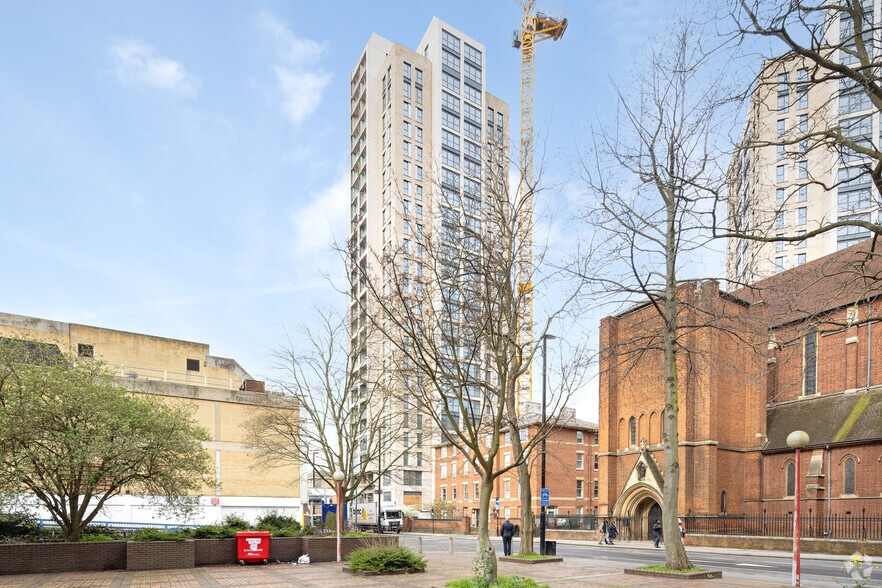 6-44 Station Rd, Croydon to rent - Building Photo - Image 2 of 3