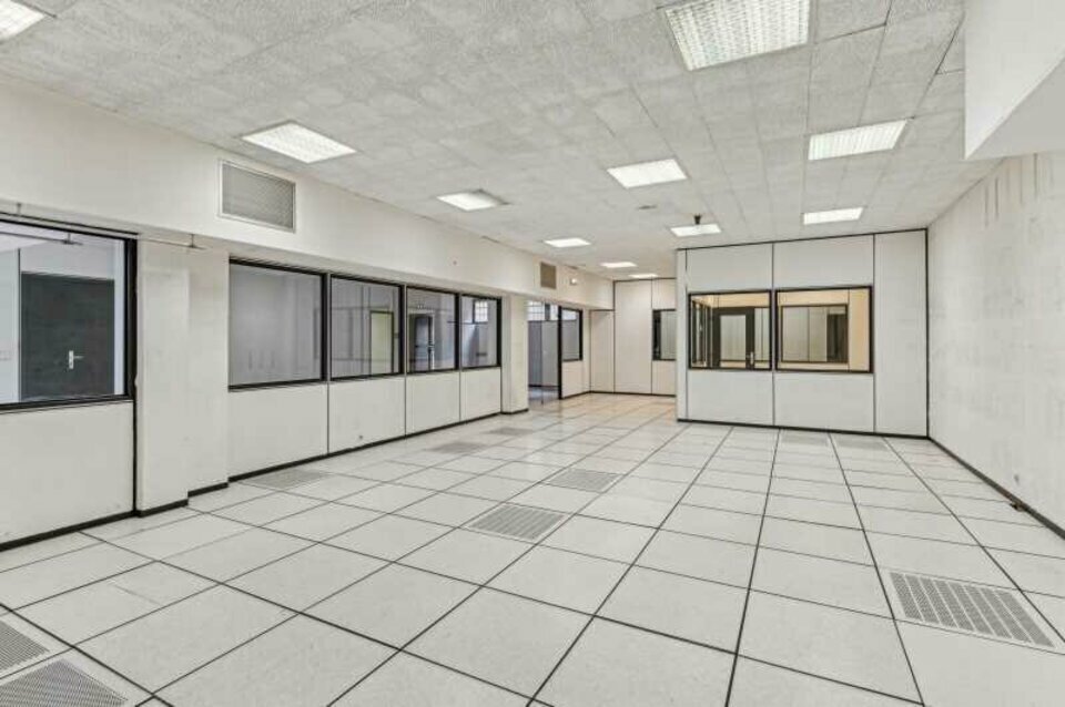 Light Industrial in Levallois-Perret to rent Interior Photo- Image 1 of 11
