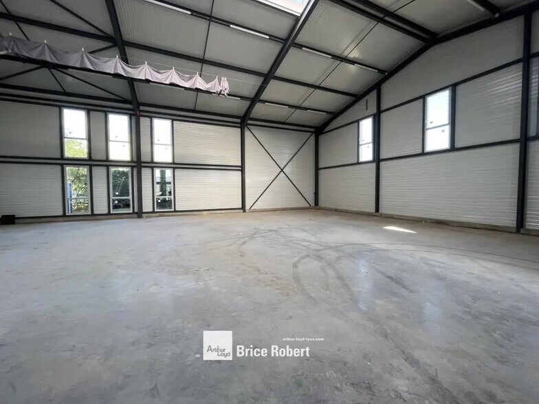 Light Industrial in Chassieu to rent - Interior Photo - Image 2 of 6