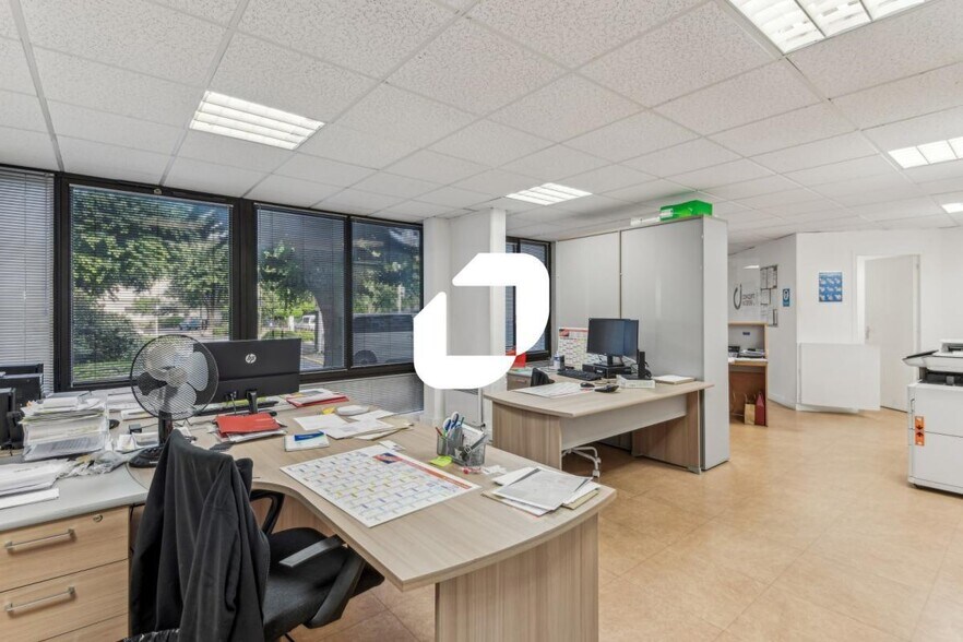 Office in Le Kremlin-Bicêtre to rent - Interior Photo - Image 1 of 12