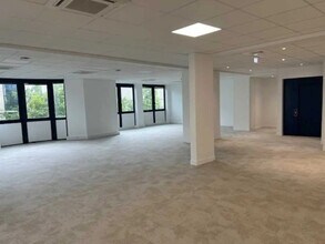 58-60 Avenue Du Général Leclerc, Bourg-la-Reine to rent Building Photo- Image 2 of 9