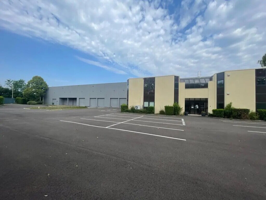 Location Entrepôt 4 542 m² - Photo 1