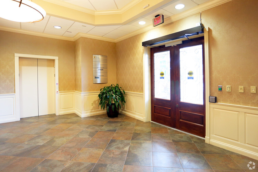 1858 Ringling Blvd, Sarasota, FL for rent - Lobby - Image 2 of 6