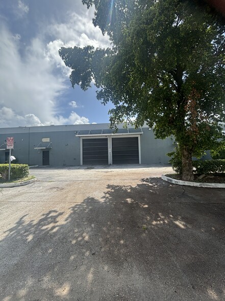 5405-5541 NW 82nd Ave, Miami, FL for rent - Building Photo - Image 1 of 3