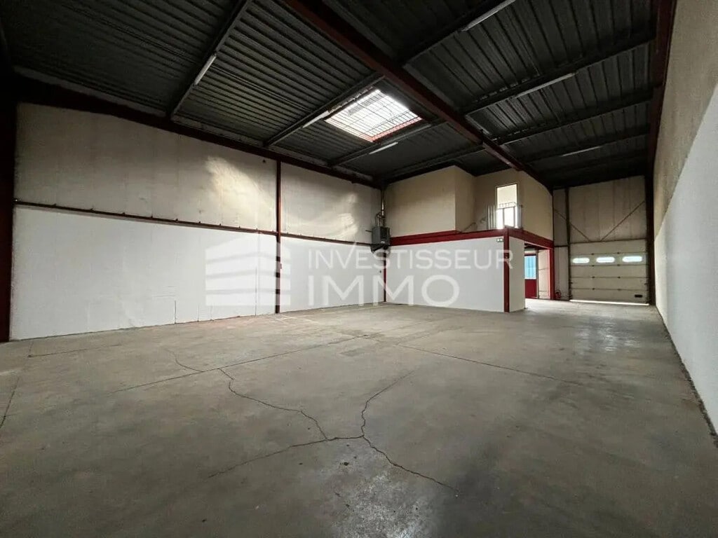 Location Local d'activités 245 m² - Photo 1