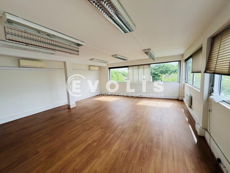 Office in Noisy-le-Grand to rent - Interior Photo - Image 2 of 5
