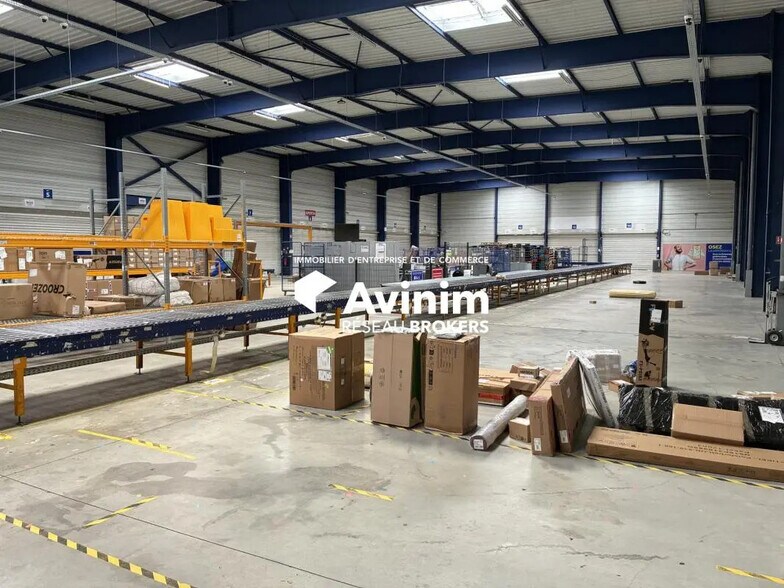 Industrial in Vitrolles to rent - Building Photo - Image 2 of 9