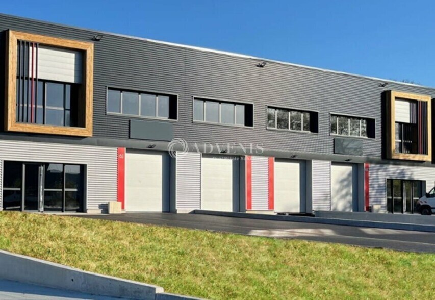 Light Industrial in Bondoufle to rent - Building Photo - Image 2 of 5