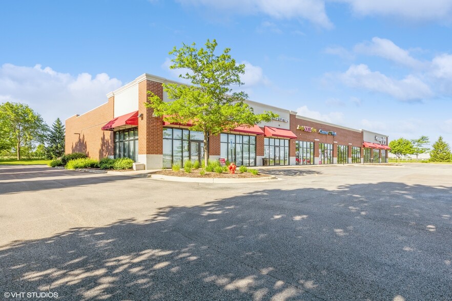 1852-1866 Towne Centre Dr, North Aurora, IL for rent - Building Photo - Image 2 of 26