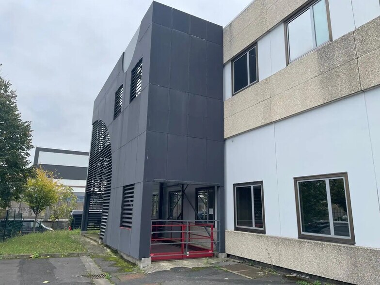Light Industrial in Nanterre to rent - Building Photo - Image 2 of 16